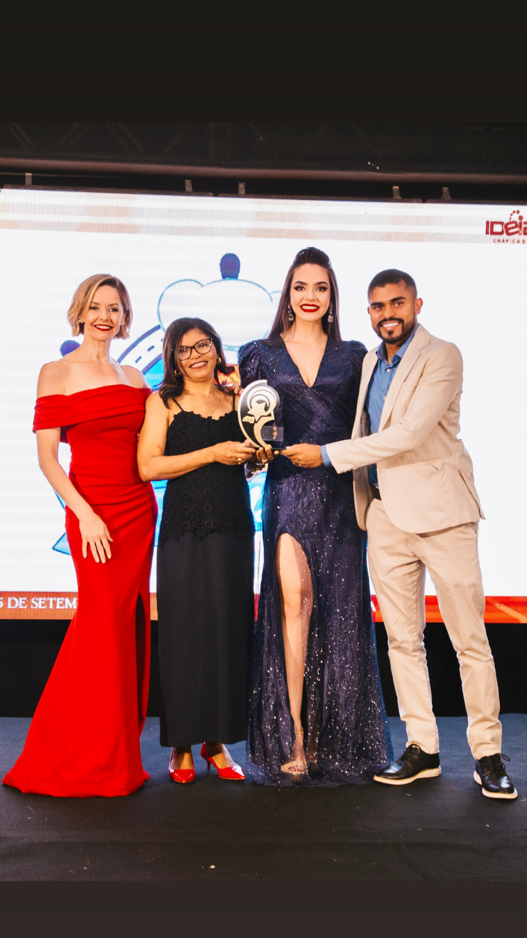 Grupo de convidados posando com o troféu do Prêmio Fama no palco em Jequié
